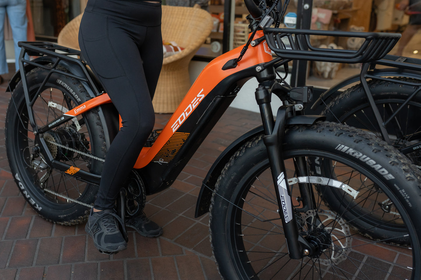 Bicicleta eléctrica EODES Emma de 750 W con neumáticos anchos para adultos, hasta 43 km/h y alcance máximo de 69 km.