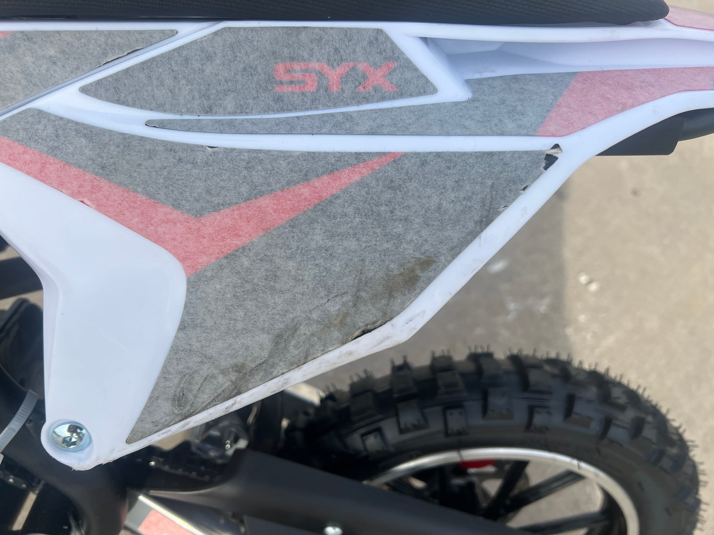 Minimoto todoterreno SYX MOTO Blitz 50cc reacondicionada, color rojo